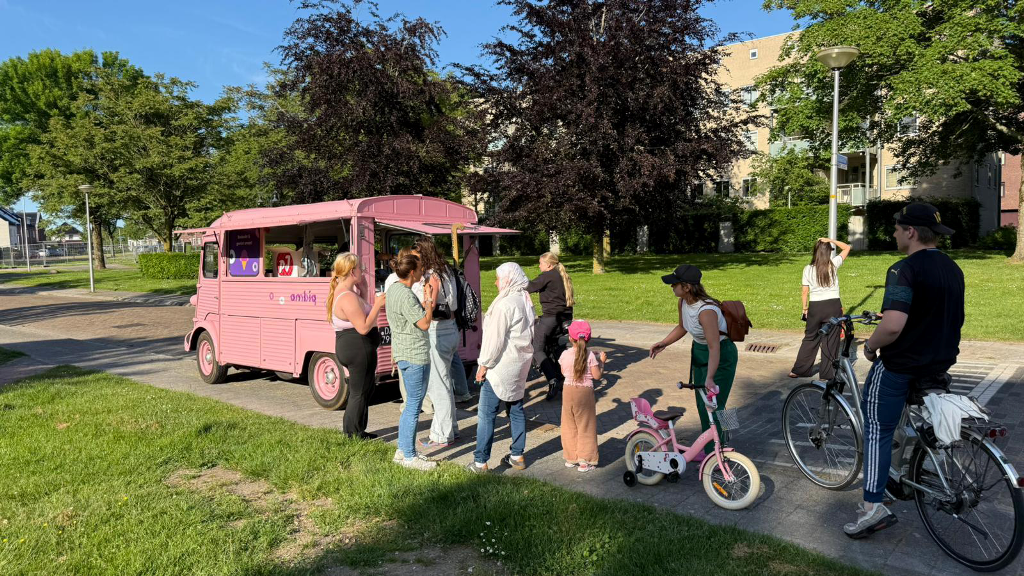 Ambiq verrast medewerkers en cliënten met ijsfoodtrucktour