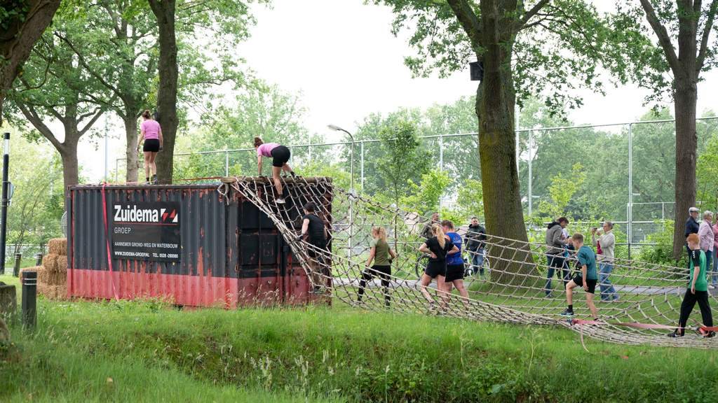 Deelnemers genieten van Bentinckspark Obstacle Run