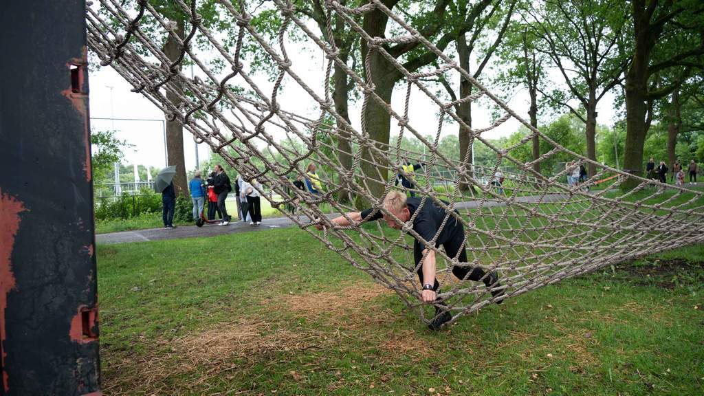 Deelnemers genieten van Bentinckspark Obstacle Run
