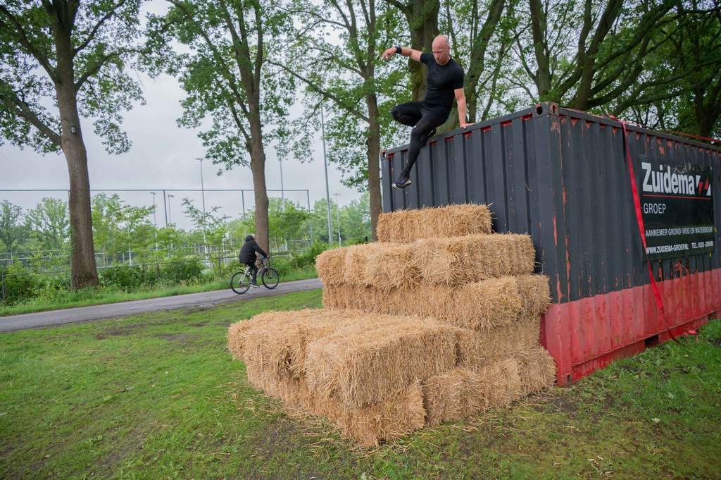 Deelnemers genieten van Bentinckspark Obstacle Run