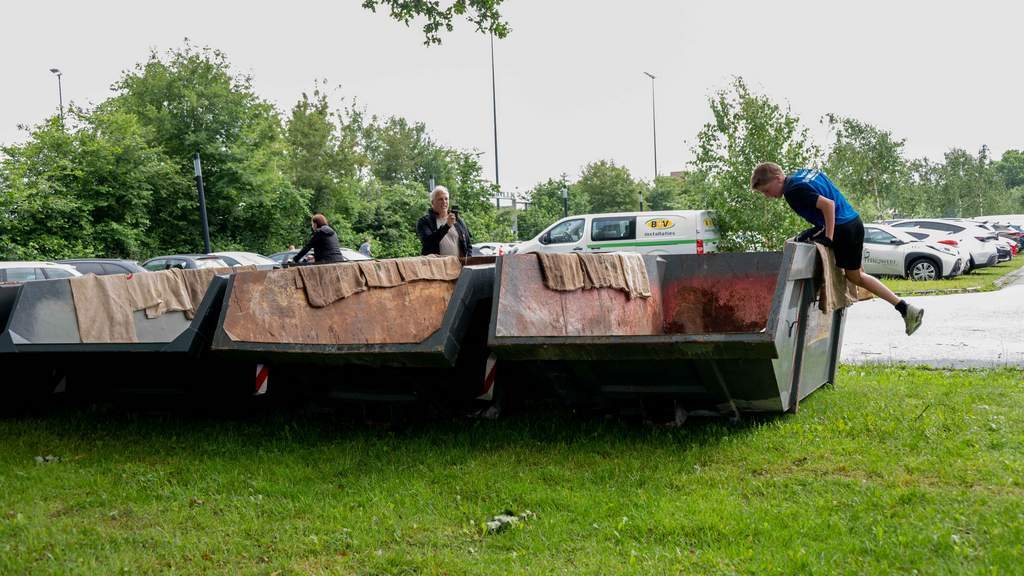 Deelnemers genieten van Bentinckspark Obstacle Run