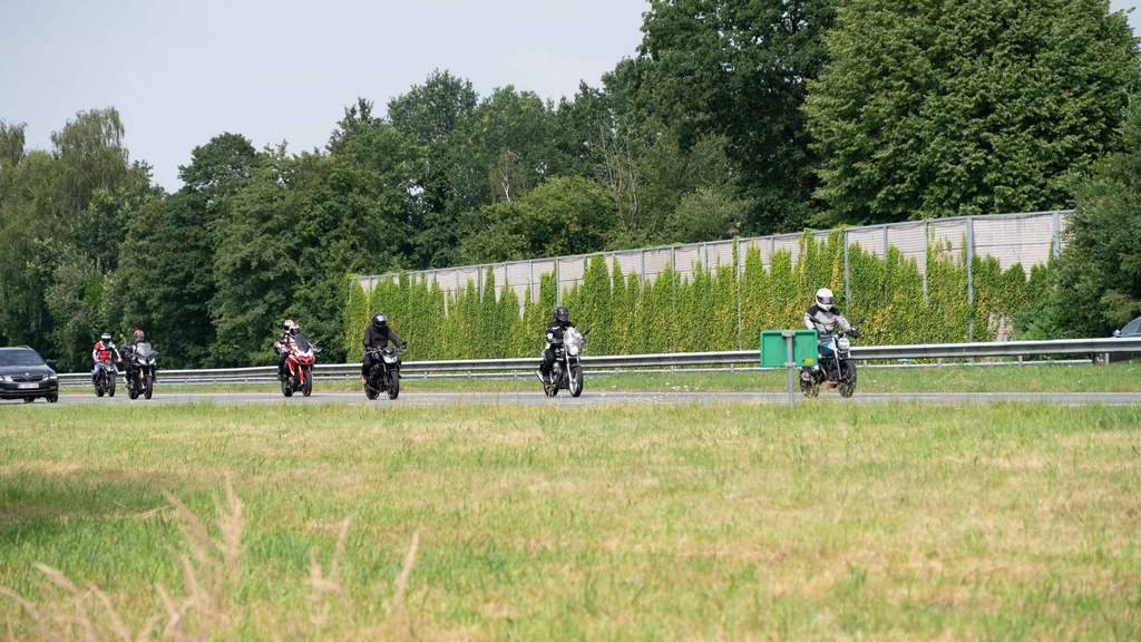 Warmste TT ooit: duizenden motorrijders uitgezwaaid langs de A28 tussen Assen en Hoogeveen