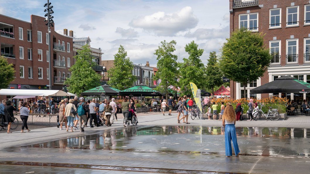 Vakantiepubliek stroomt massaal toe: Pulledag zorgt voor volle terrassen en vrolijke sfeer