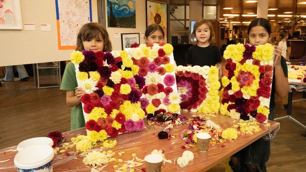 Dahlia's plakken in de Bibliotheek Hoogeveen, jeugd enthousiasmeren