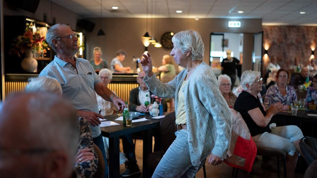 Gezellige middag met zingende stewardessen in De Open Deur