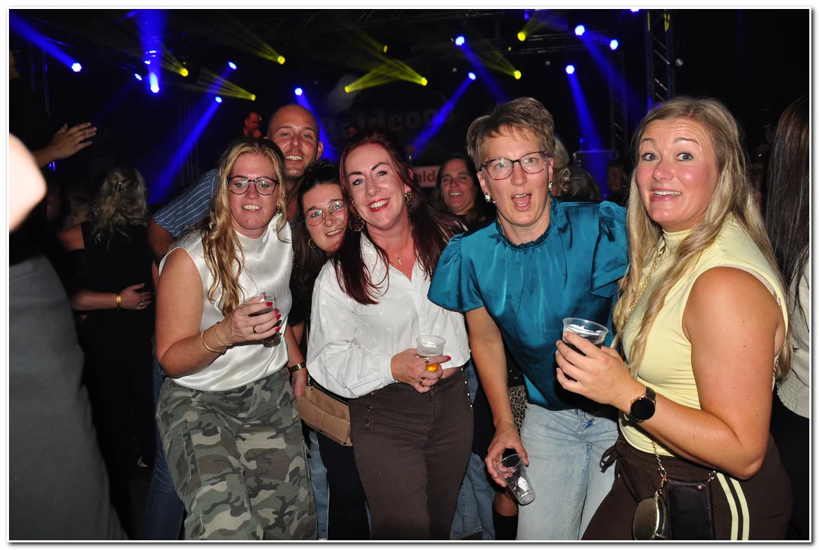 Hollandse avond met De Raldeoos zorgde voor een volle feesttent