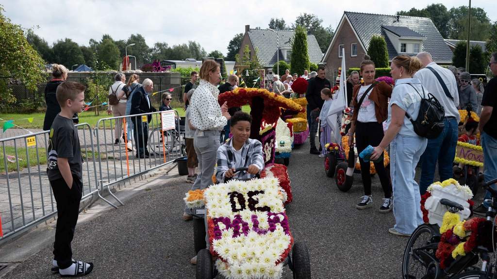 Veertien kleurrijke wagens trekken door Elim tijdens bloemencorso